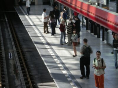 Nové stanice metra: Pro lidi s bicykly jen pár chaotických opatření