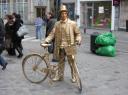 Umelec s bicyklem v Bruselu