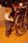 Dítě montuje cosi na kole
