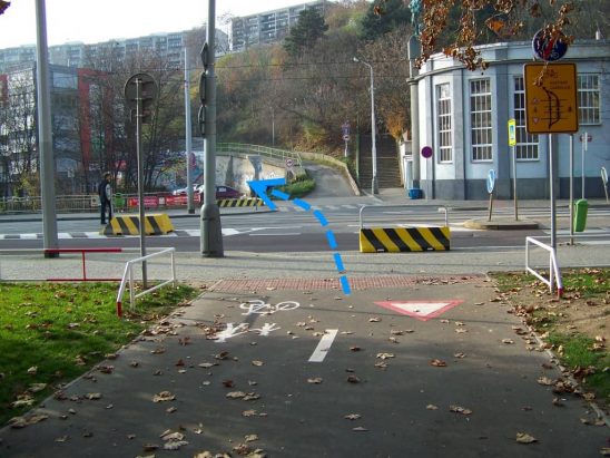 Křížení Nuselské ulice je vyřešené slušně (pohled směrem z centra, foto Václav Kříž)