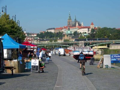 Do města na kole: Na stezkách a v uličkách