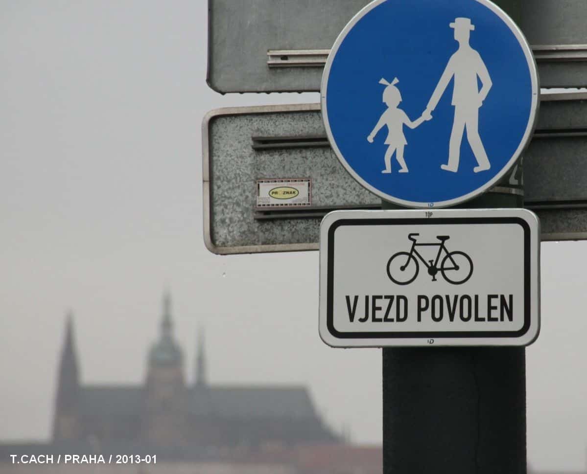 Chodník s povolenou jízdou cyklistů. Sem smíte, ale s maximální ohleduplností. Zdroj: Tomáš Cach