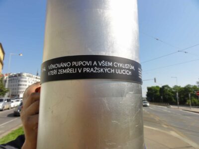 Pomník Pupovi a&nbsp;dalším obětem dopravních nehod umístěn