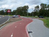 V západních zemích mají cyklostezky a chodníky přednosti i vůči běžným silnicím
