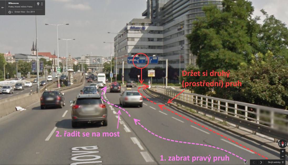Pro odbočení na Těšnov zůstanete ve druhém řaďáku. Směr na Hlávkův most vyžaduje řazení se do druhého pruhu Zdroj: Google Street View