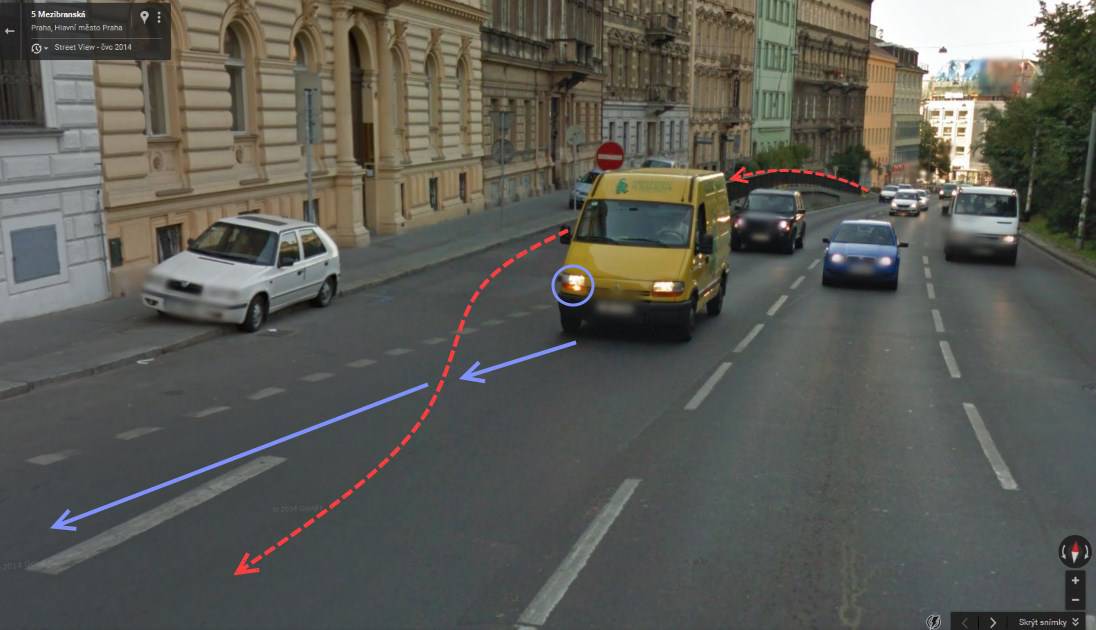 Řazení do druhého pruhu v Mezibranské přes hustý proud vozidel odbočujících vpravo. Vážně zvažte Krakovskou Zdroj: Google StreetView