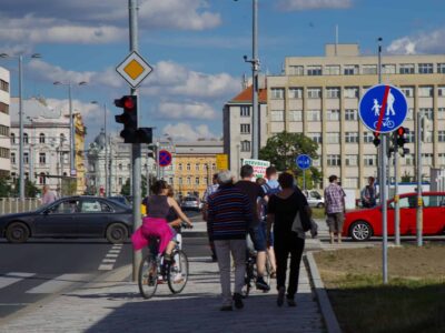 Návod pro městské části: Deset způsobů, jak poštvat chodce proti cyklistům