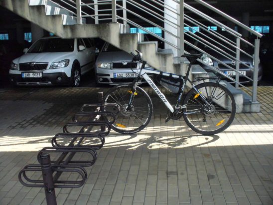 chráněný cyklostojan (bike and ride)