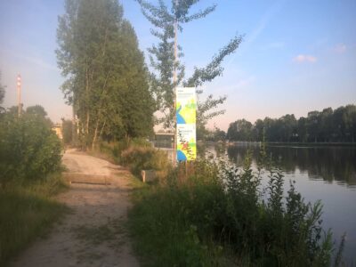 Průjezd holešovickou betonárkou: spojení podél vody