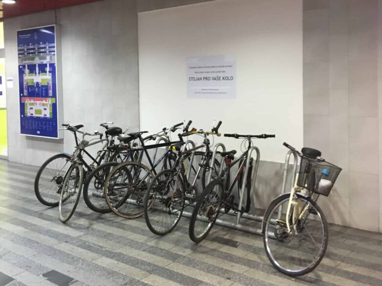 SŽDC odstranila cyklostojany z pražského hlavního nádraží