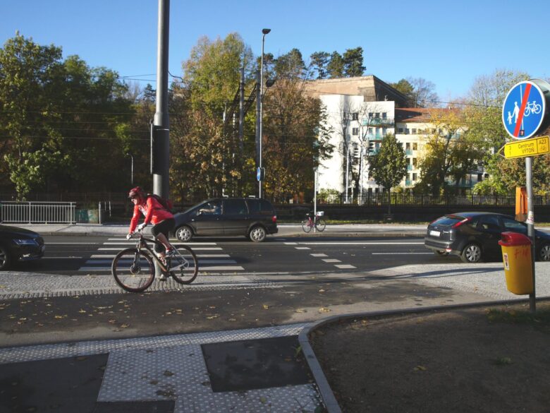 Práva a povinnosti chodců a cyklistů na přechodech a přejezdech
