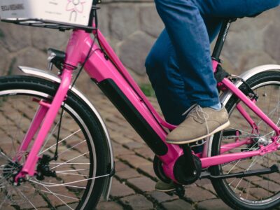 Do Prahy přichází růžová sdílená elektrokola