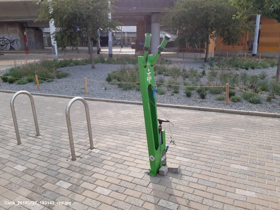 Servisní stojan poškozený v létě 2019.