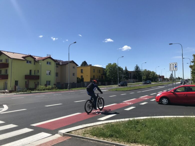 Nejdelší cyklopruh Prahy? Fotoreportáž z Novodvorské