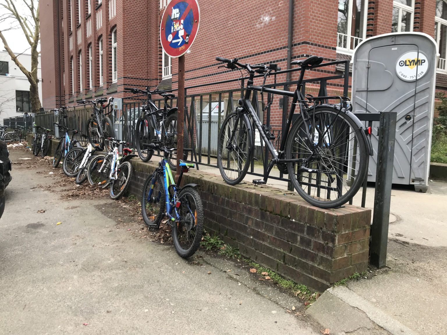 Běžná škola v německém Hamburku – na parkování kol už ani nestačí místo