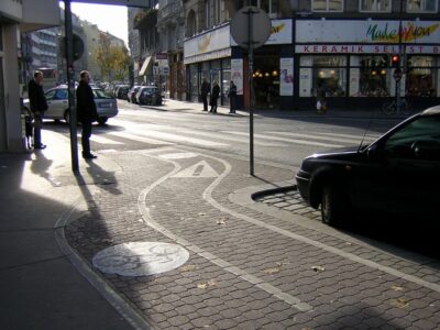 Nikdo neučený z chodníku nespadl