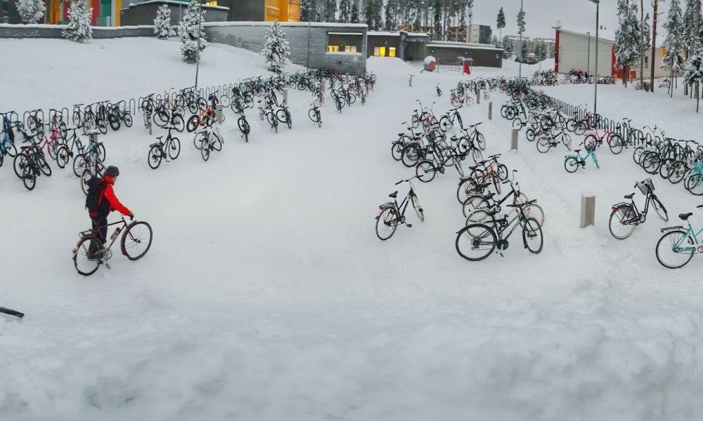 Buďte alespoň trochu jako finské děti – většina z nich přijede do školy na kole i v takto zasněžených dnech