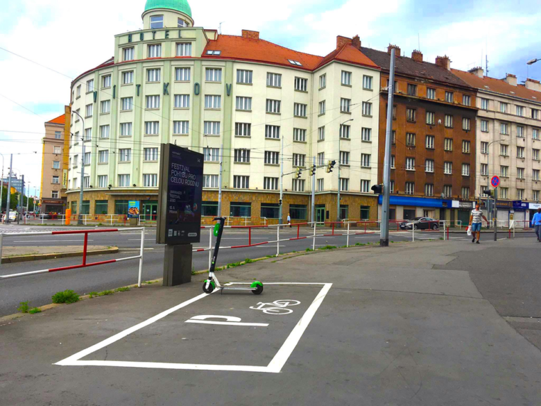 Praha 3 řeší parkování kol i koloběžek