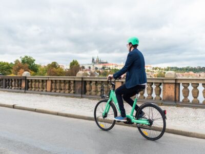 Sdílená elektrokola opět v Praze. Přiváží je dvě firmy najednou: Bolt a Lime