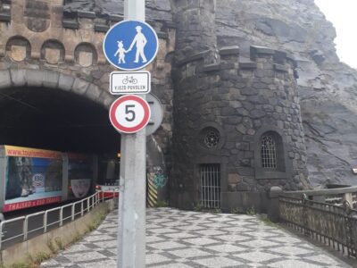 Vyšehradský tunel po chodníku nově bez sesedání z kola