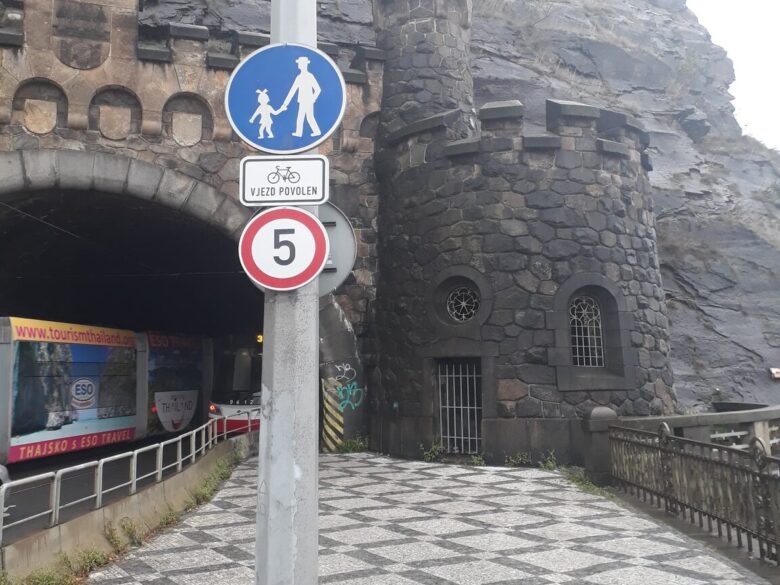 Vyšehradský tunel po chodníku nově bez sesedání z kola