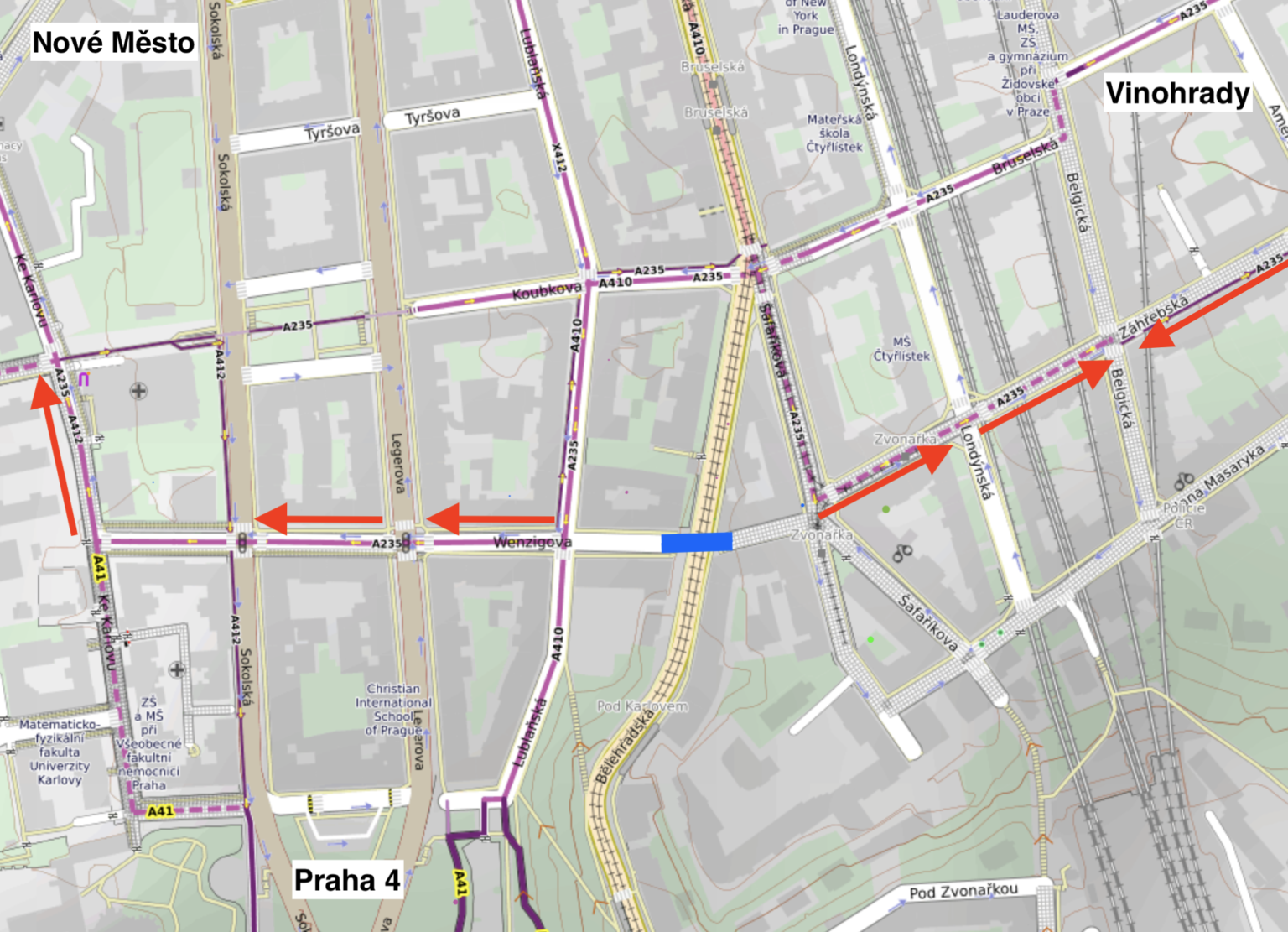 Modře budoucí lávka, červeně jednosměrky, které bude potřeba pro vytvoření bezpečného a rychlého spojení Vinohrad a Nového Města vytvořit Zdroj: Mapa Prahou na kole