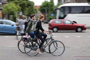 dva městští cyklisté