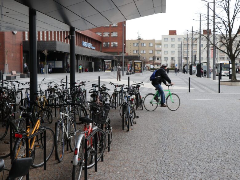 Pardubice zvažují, že odstraní vraky bicyklů u vlakového nádraží