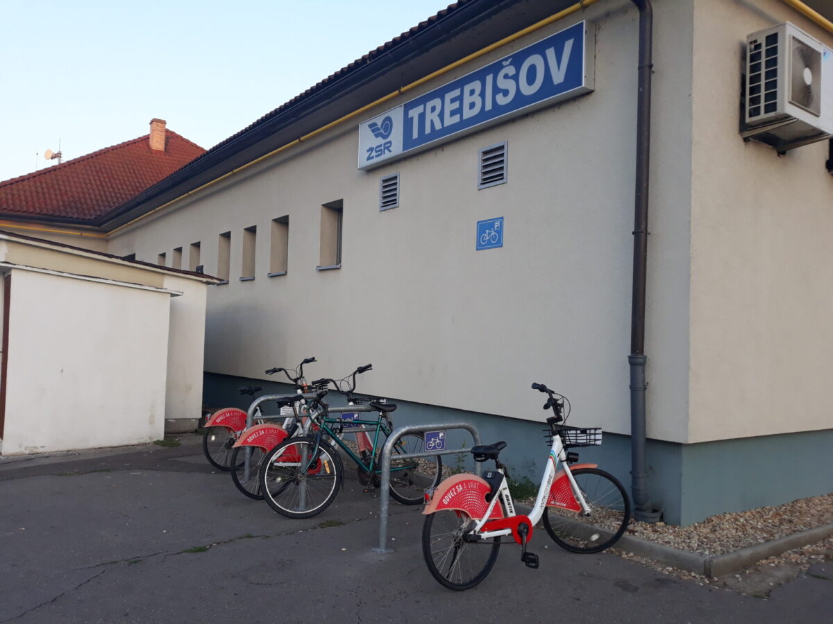 Na závěr parkování kol na slovenských nádražích. Východňárský Trebišov. Stejné stojany na kola můžeme najít na slovenských nádražích.