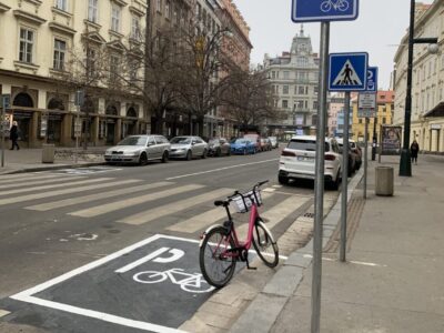 Nová cyklostání před přechodem na Národní třídě