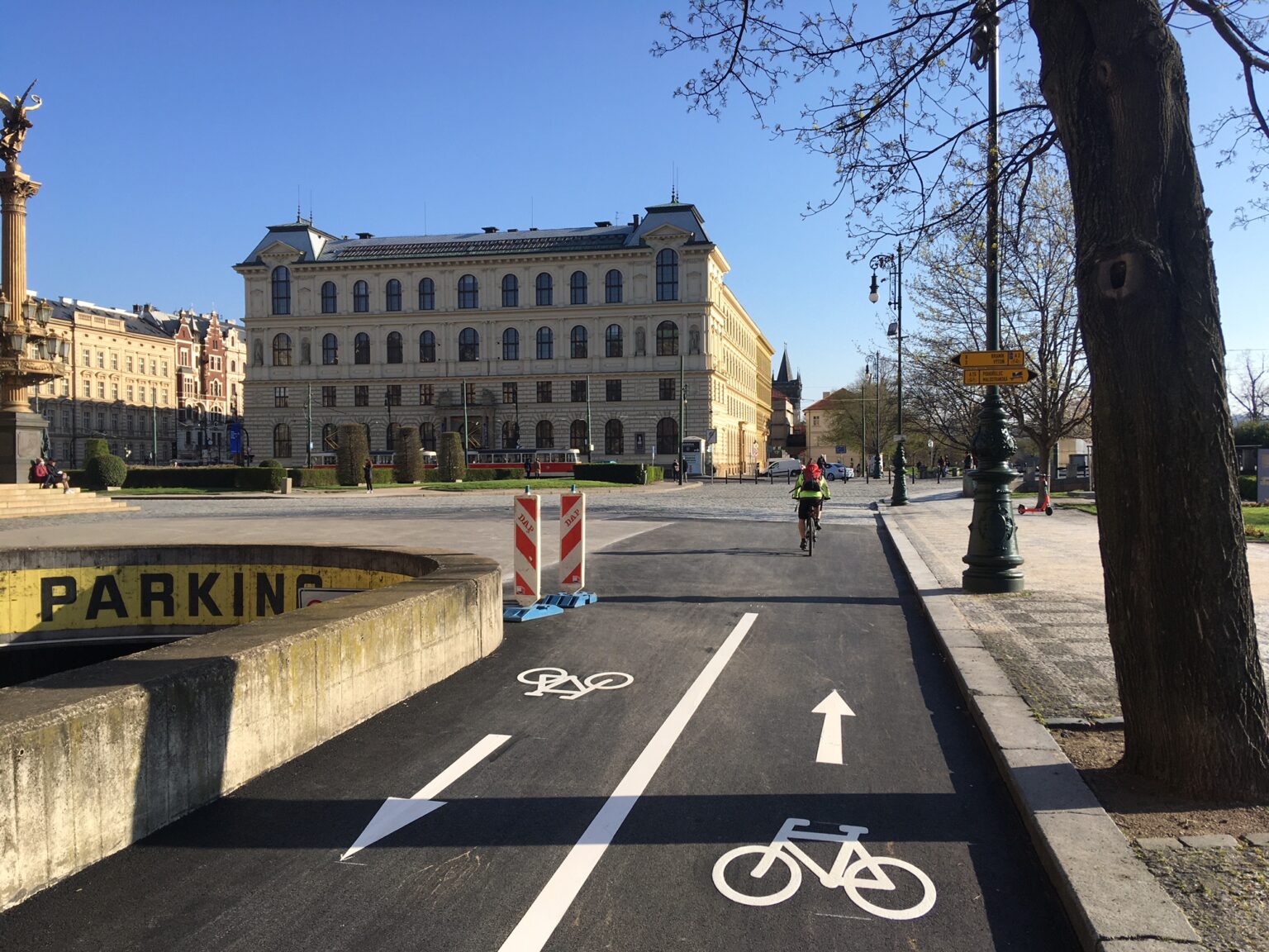 In front of Rudolfinum, the smooth asphalt ends, and it is necessary to continue on rough cobblestones without cycle lanes. Zdroj: Jiří Motýl