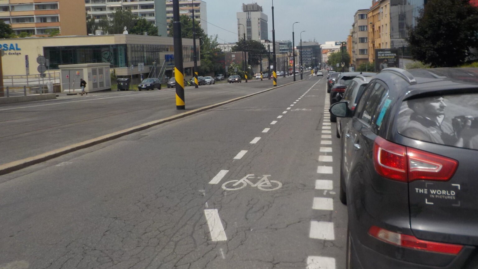 Ulice Na Pankráci, nový ochranný cyklopruh je pro rychlou jízdu v klesání nebezpečně úzký. Zdroj: Vratislav Filler