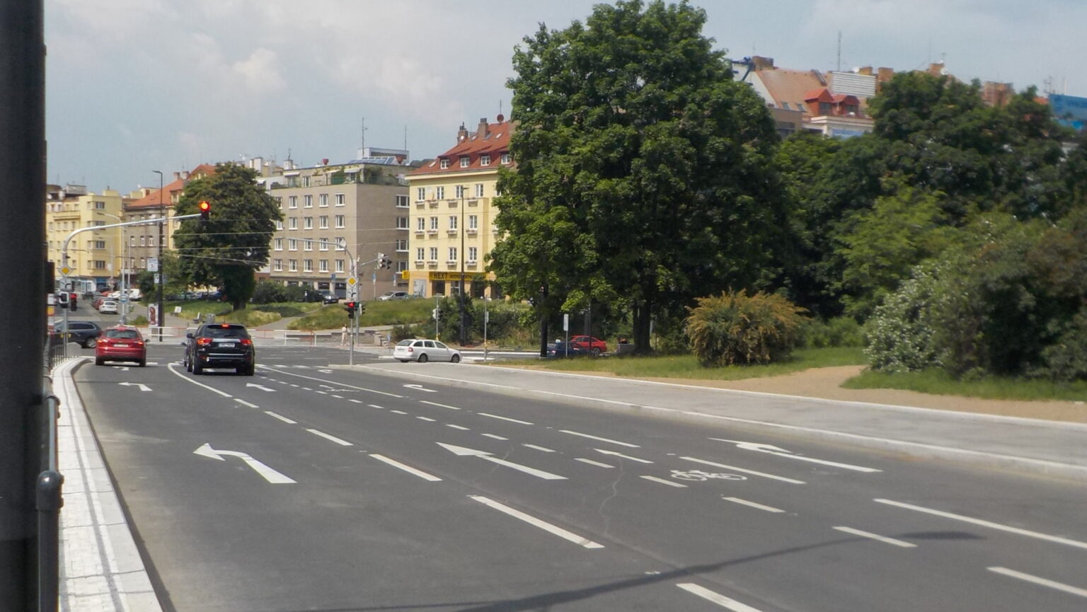 Průjezd kolem zastávek Pražského povstání směrem do centra (ve směru trasy A41) je možný ochranným cyklopruhem.  Zdroj: Vratislav Filler