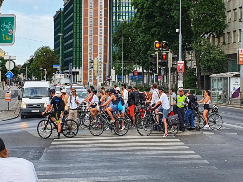 Vídeň má problém: cyklostezky kapacitně nedostačují. Lidí na kole je víc než kdy předtím