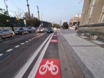Nová cykloobousměrka na pražském Dvořákově nábřeží přináší cyklopruh za zaparkovanými auty