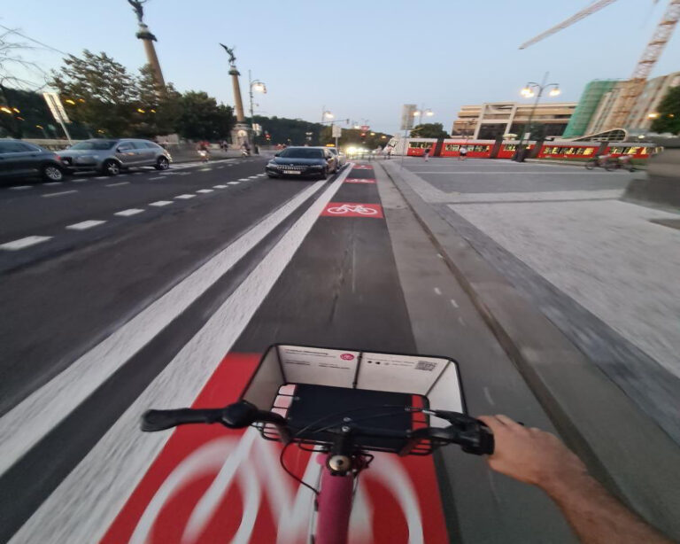 Průjezd protisměrným cyklopruhem, který vede za řadou podélně zaparkovaných aut Zdroj: Jenda Šebek