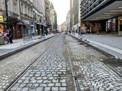 Ve Spálené vzniká mezi kolejnicemi pás jemné dlažby. Umožní komfortnější jízdu na kole