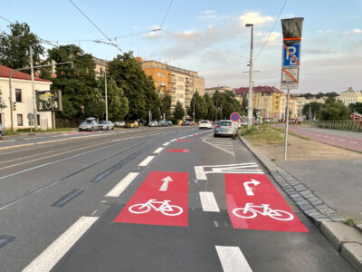 Nové cyklopruhy na Podolském nábřeží v Praze mají 3 kilometry