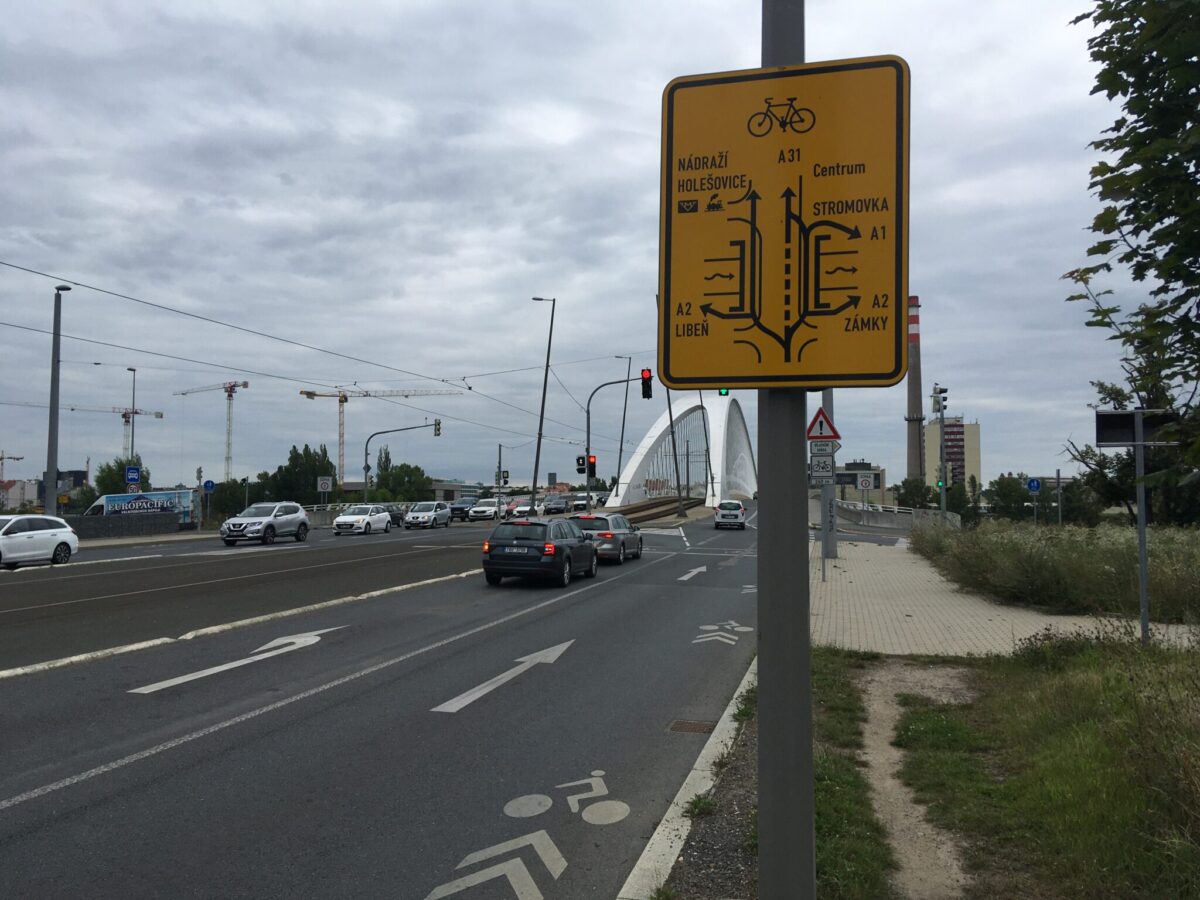 Značení páteřní cyklotrasy A31 přes Trojský most. Primárně je značen průjezd po chodníku, vozovka je sekundární. Zdroj: Jiří Motýl