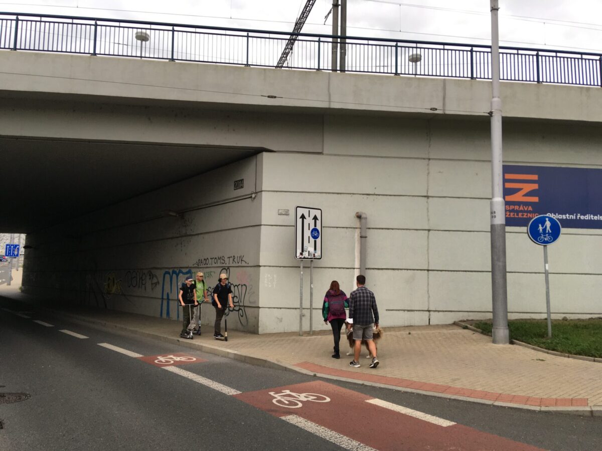 Začátek u holešovického nádraží. Cyklisté mohou jet buď cyklopruhem nebo po chodníku, kde je značena stezka pro chodce a cyklisty.  Zdroj: Jiří Motýl