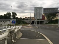 Pohled zpět směrem do Holešovic. Vidíme ukončení stezky pro chodce a cyklisty přes most značkou C9b. Zdroj: Jiří Motýl