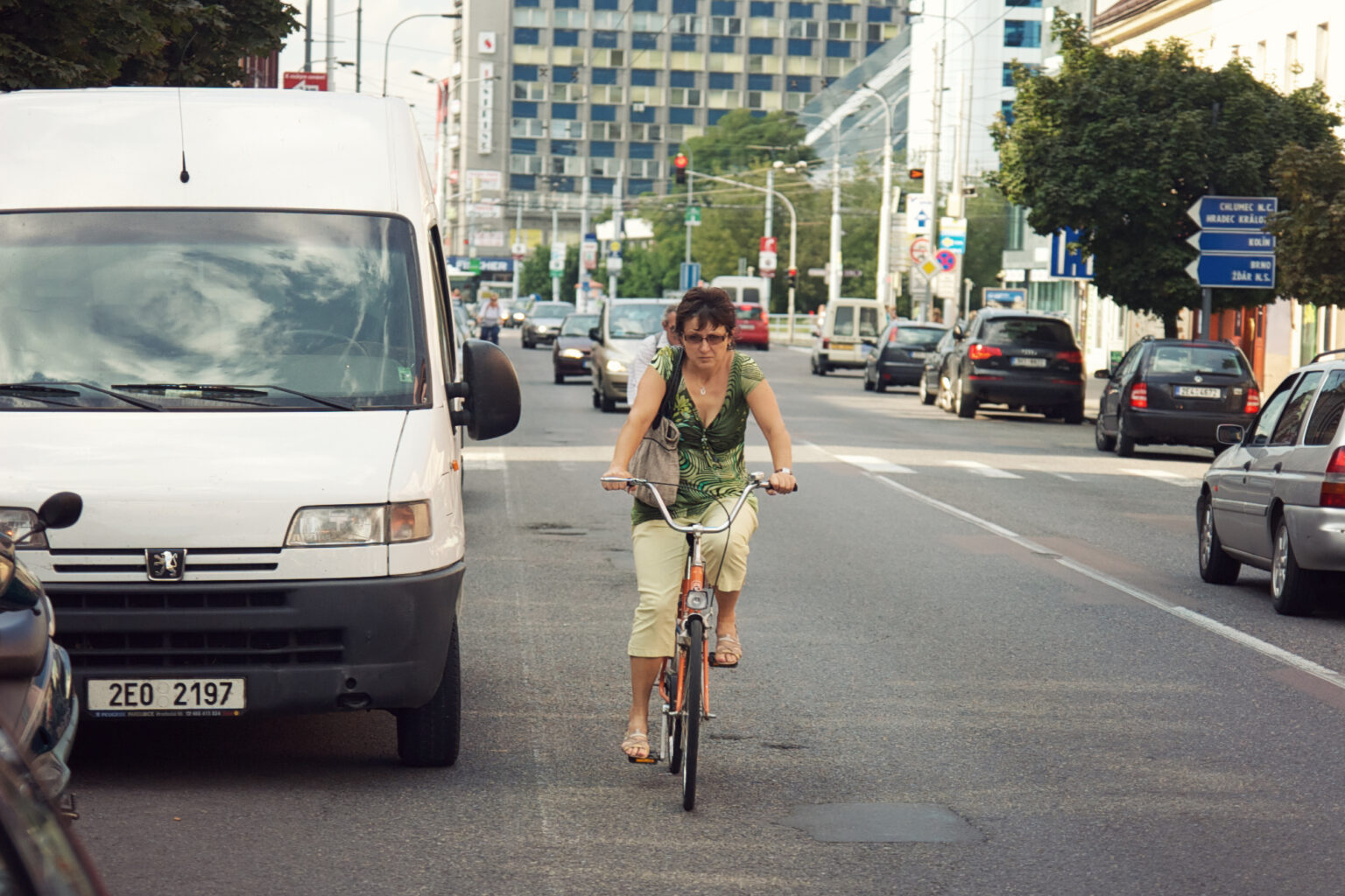 Třída 17. listopadu se vyznačuje silným automobilovým i cyklistickým provozem Zdroj: Město na kole