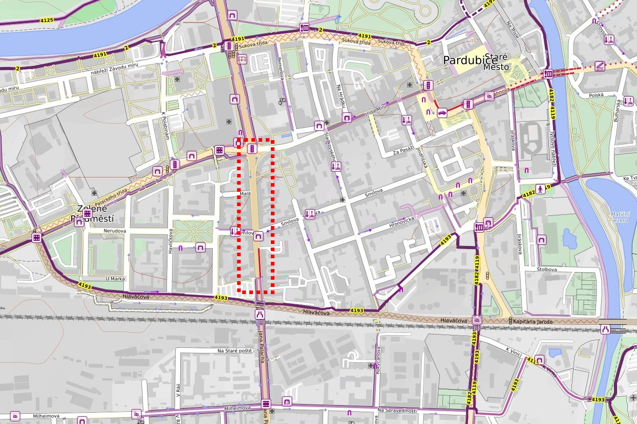 Třída 17. listopadu (označena červeně) je významnou severojižní spojnicí pro pěší i cyklisty. Zároveň se jedná o bílé místo na mapě pardubické cyklistické infrastruktury
