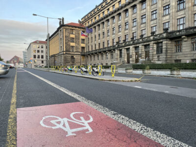 Ministerstvo dopravy před svou budovou ruší cykloobousměrku. Navzdory připomínkám