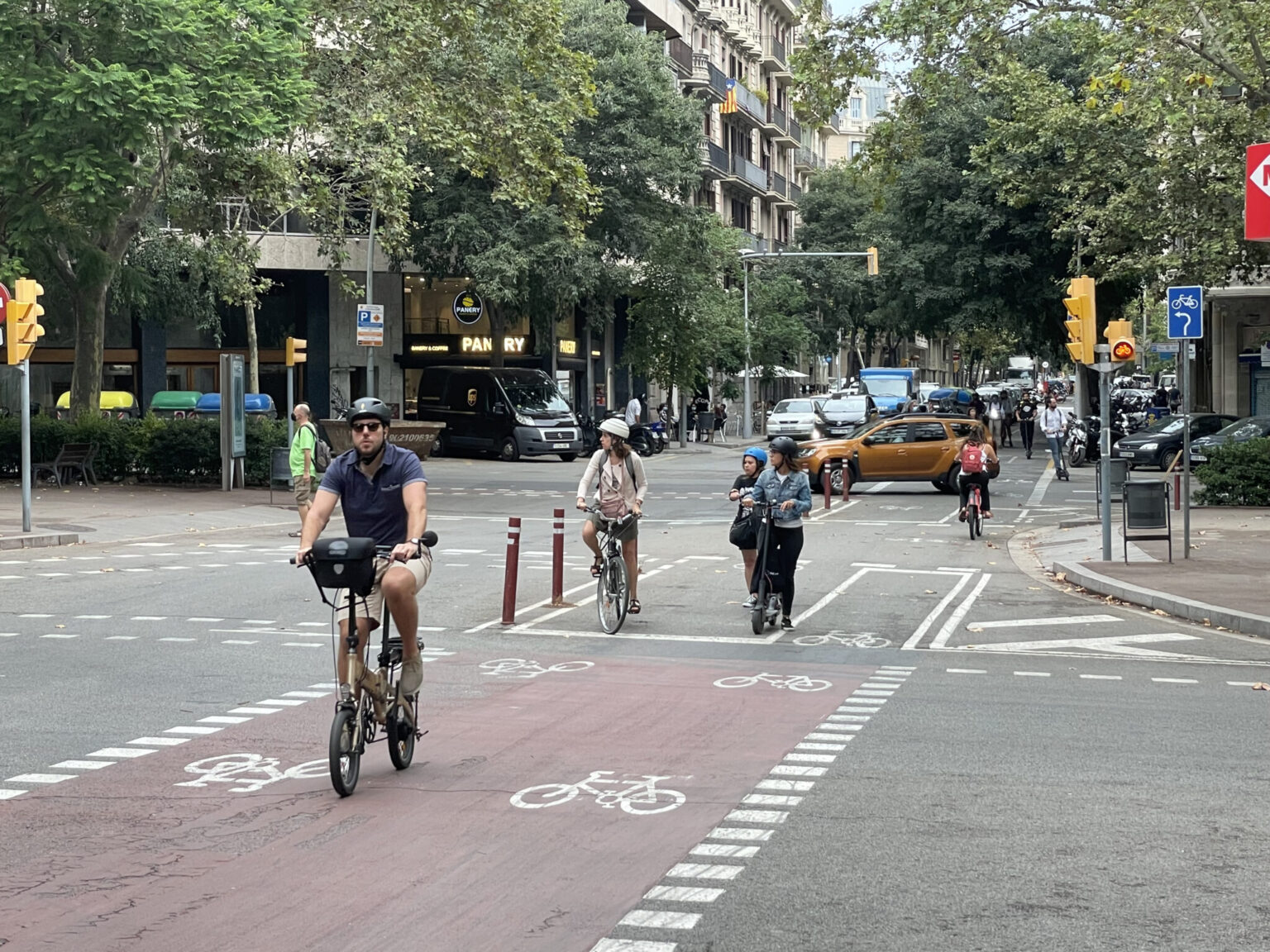 Evropská města přerozdělují prostor v ulicích tak, aby si každý mohl zvolit vlastní bezpečný způsob dopravy. Barcelona vytvořila síť cyklostezek, která se díky velké oblibě obyvatel neustále rozrůstá Zdroj: Martin Šnobr