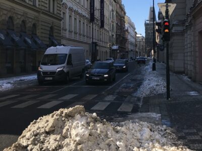 Praha v zimě neodklízí cyklostezky. AutoMat vybírá peníze na cyklopluh