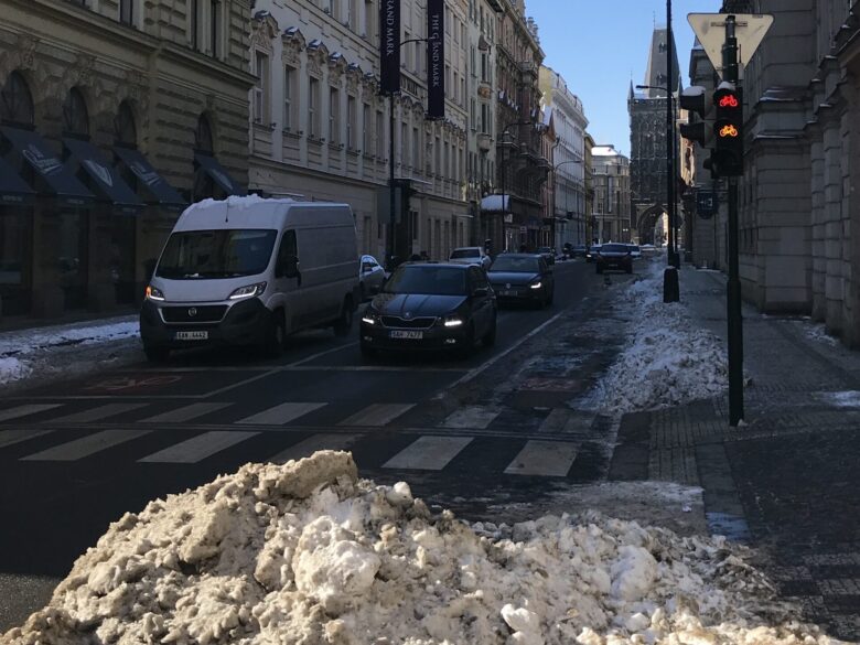 Praha v zimě neodklízí cyklostezky. AutoMat vybírá peníze na cyklopluh