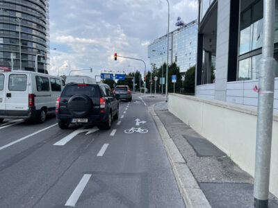 Křižovatka ulic Ke Štvanici a Wilsonovy získala ochranné cyklopruhy