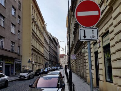 Praha 1 má novou cykloobousměrku ve Zlatnické. Úřad nejdřív psal: „v žádném případě“