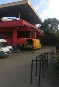 Stojany u točny Opatov, pohled k zastávce